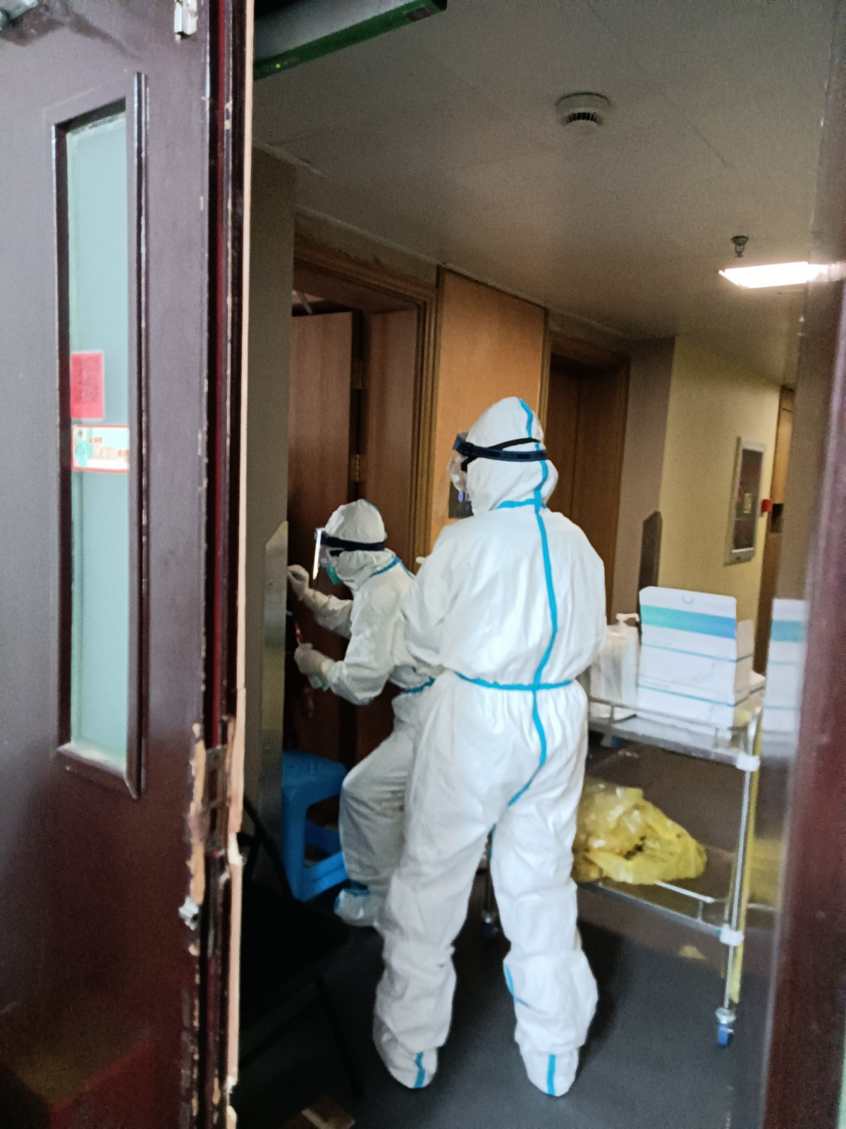 1644459817356045527.jpg ½¡¼ìÊÂÇéÖ°Ô±ÔÚ¼¯ÖиôÀëµãÄÚ¾ÙÐкËËá²ÉÑùÊÂÇé.jpg