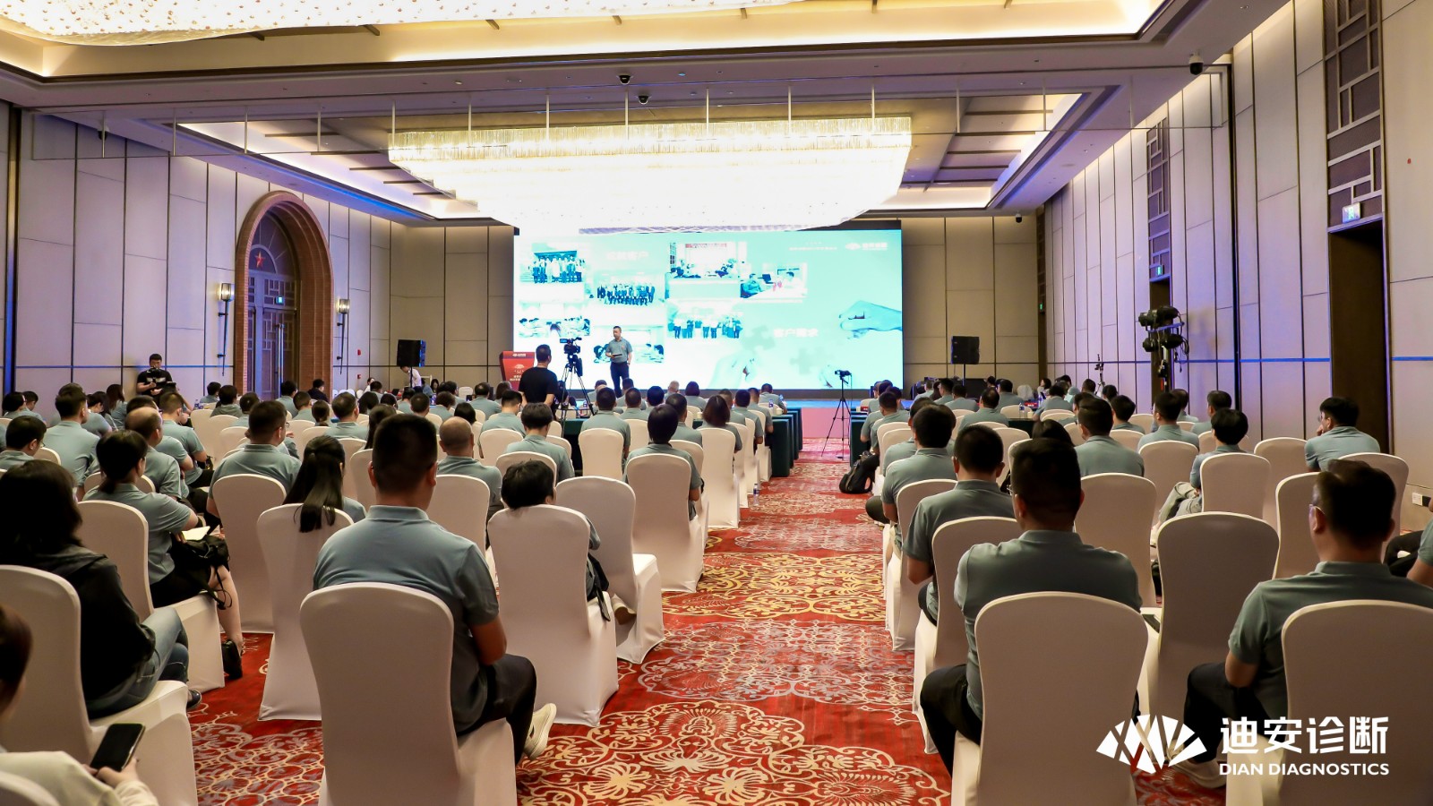 1659431282960075389.jpg 会场全景.jpg